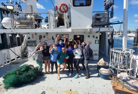 FIU Students prepare to embard on the R/V Hogarth